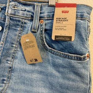 Levi's Ribcage Straight Ankle Jeans
